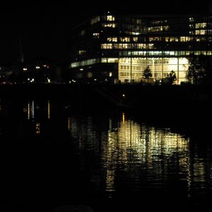 Hamburg bei Nacht - Bürohaus Wasser (c)Leon62